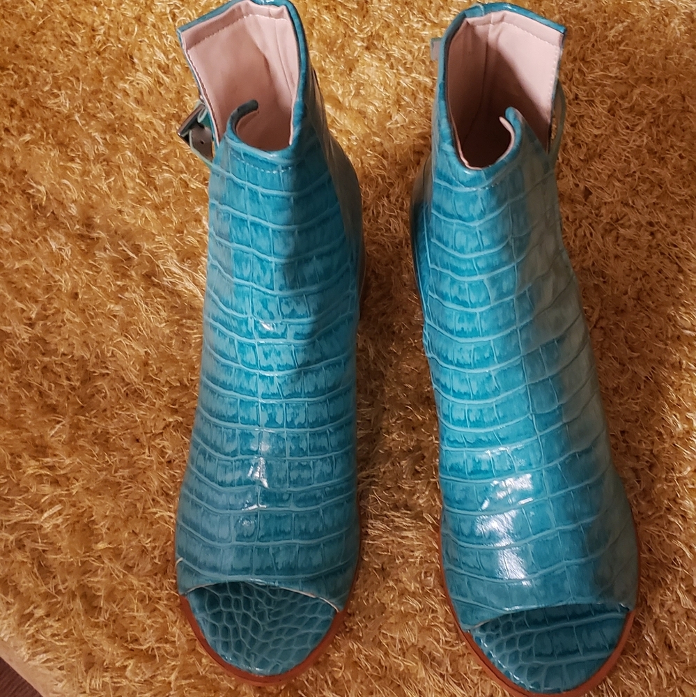 GreenCrocodile-Patterned Opened Toe Booties w/cute ankle strap by RSJ NEW 8.5